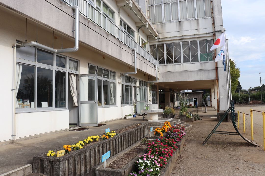 伊唐小学校 花壇のある校舎